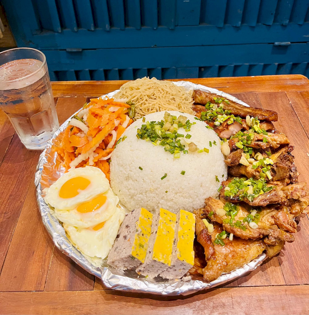 A retro-style eatery where broken rice is served with nostalgic flavors, mellow music, and comforting side dishes (Source: Internet)